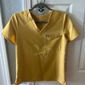 Figs Catarina xs gold scrub top